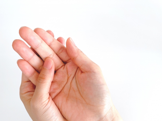 Cheercarez's tweet card. この時期になると手荒れでお悩みの方は多いのではないのでしょうか？普段から使う手が荒れていると、とても辛いものですよね。ここでは手荒れの予防方法や改善方法をご紹介していきます！すぐに実践できるものばかりですので、ぜひ参考にしてみてくださいね?