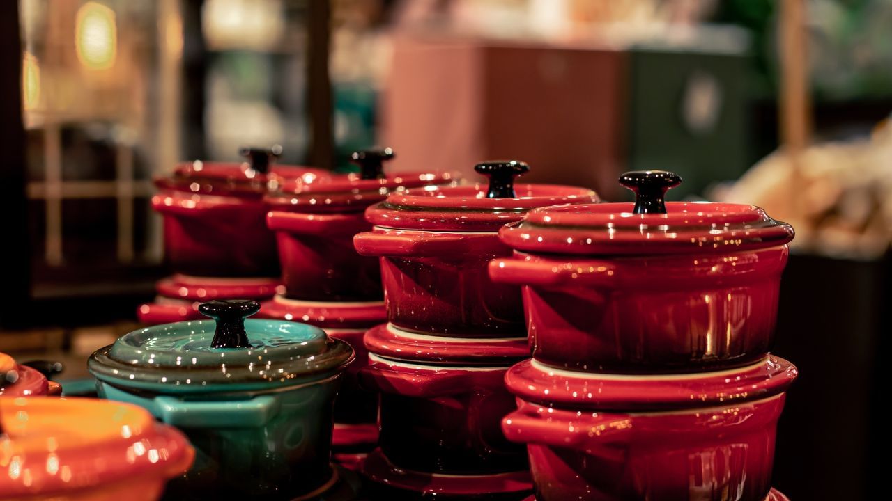 TV9Tamil's tweet card. Porcelain Cookware Safety Guidelines: பீங்கான் பாத்திரங்கள் நீண்ட வரலாறு கொண்டவை என்றாலும், அவற்றின் பாதுகாப்பு குறித்து சந்தேகங்கள் உள்ளன. நல்ல தரமான பீங்கான் பாத்திரங்கள் நான்-ஸ்டிக் பாத்திரங்களைப்...