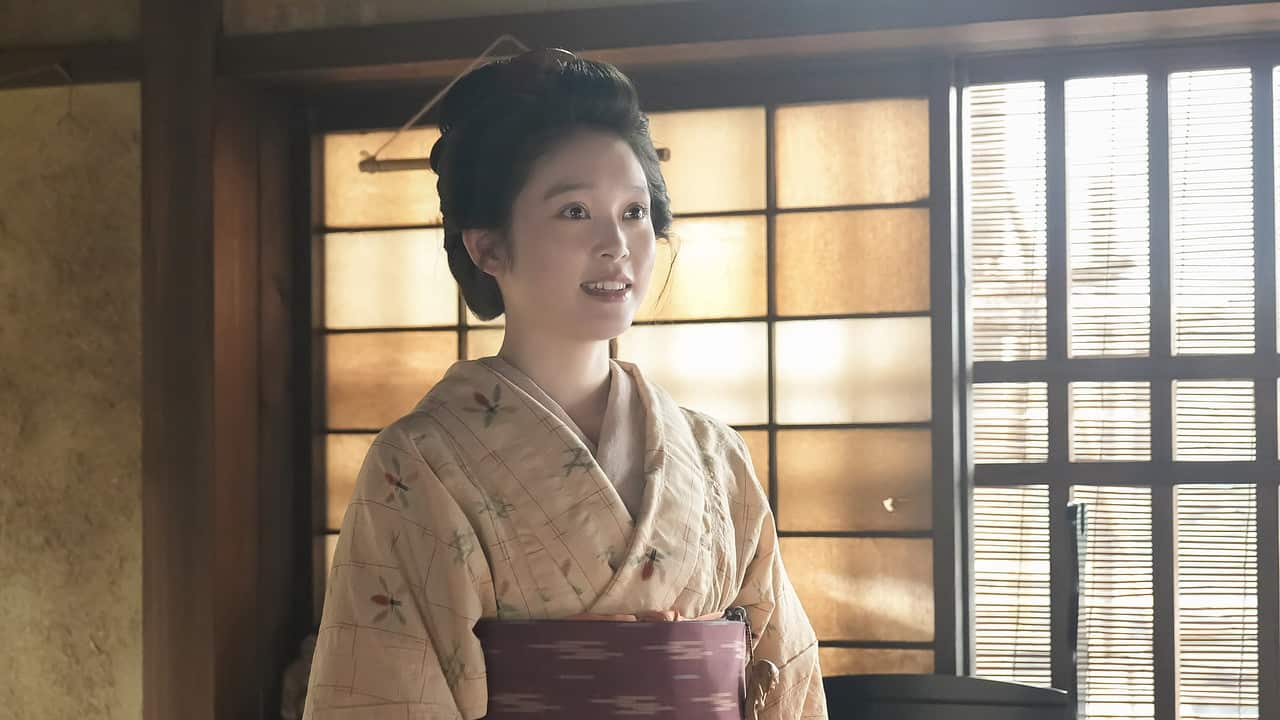 yakumokai's tweet card. 【NHK】明治１９年。トキ（髙石あかり）は、借金を返すために親戚の雨清水傳（堤真一）が経営する機織り工場で働いていた。しかし、膨大な借金の前に生きてくのがやっとなトキと松野家。そこに、借金取り・森山（岩谷健司）が「トキを遊郭にやって借金を返せ」と現れる。トキは借金返済のため、働き手となる婿をとることを提案する。同僚のチヨ（倉沢杏菜）、せん（安達木乃）とまずは有名な恋占いをすることになるのだが。