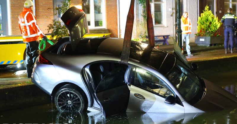 112 melding Auto in ijskoud water op Delftsestraatweg in Delfgauw