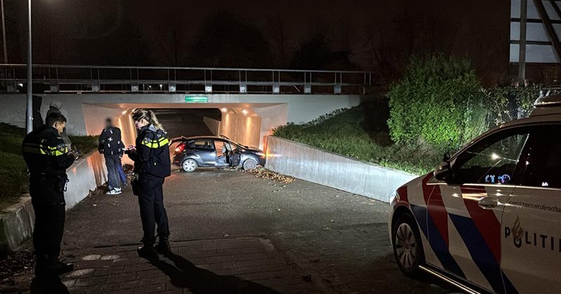 Auto raakt van de weg en belandt in tunnelbak op Spoordreef