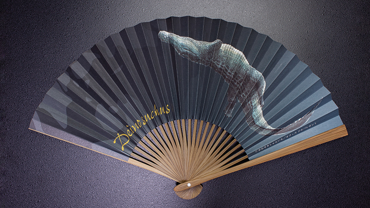 fossiltenchou's tweet card. 白亜紀のワニ類デイノスクスと石炭紀の両生類クラッシギリヌスをプリントした扇子です。