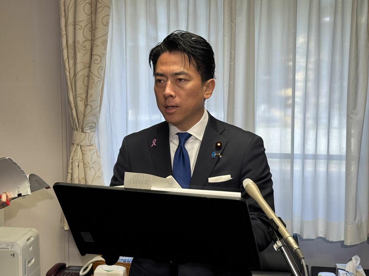 theokinawatimes's tweet card. 　【東京】小泉進次郎防衛相は21日午前の記者会見で、在沖米海軍所属の男が沖縄県内の少女に対する不同意わいせつの疑いで県警に書類送検されたことについて「捜査中の事案であるためコメントは差し控えなければならない」と述べた。