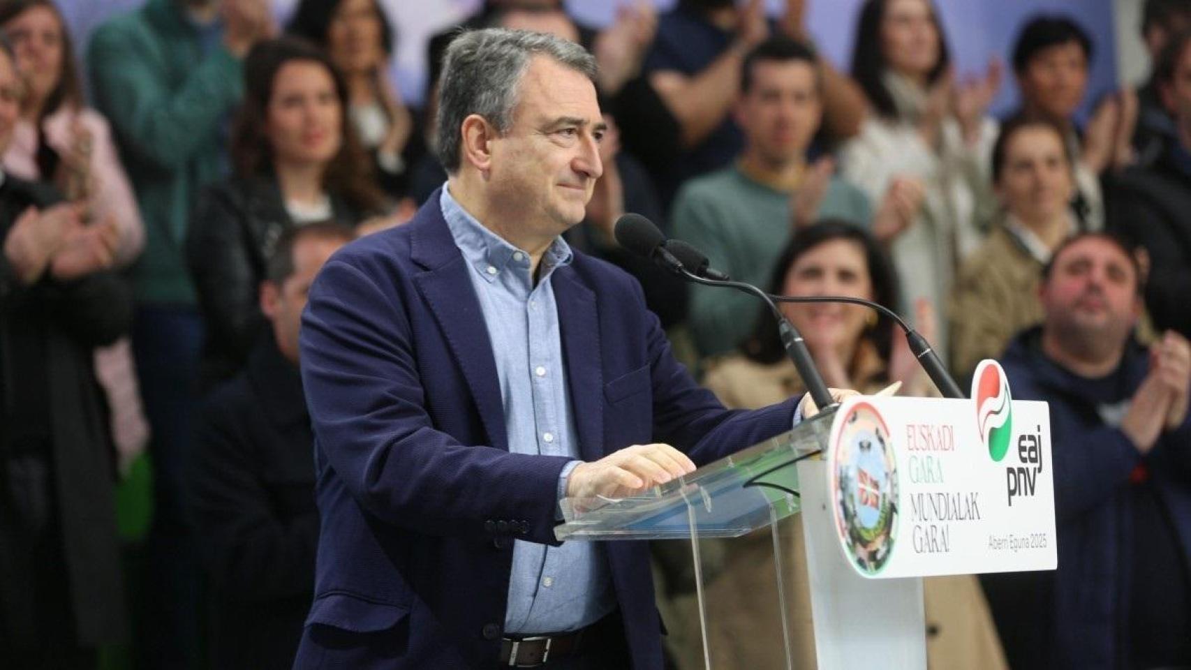 elespanolcom's tweet card. En plena desbandada de los socios del Ejecutivo, el PP logra aprobar su moción tras la abstención del PNV, que deja solo a Pedro Sánchez y facilita el respaldo a la Guardia Civil. Más información:...