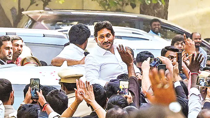 eenadulivenews's tweet card. యూరప్‌ పర్యటనకు అనుమతి ఇస్తూ విధించిన షరతుల్లో భాగంగా ఏపీ మాజీ ముఖ్యమంత్రి, అక్రమాస్తుల కేసులో ప్రధాన నిందితుడైన వైఎస్‌ జగన్‌మోహన్‌రెడ్డి గురువారం హైదరాబాద్‌ సీబీఐ ప్రధాన కోర్టులో మందీమార్బలంతో...