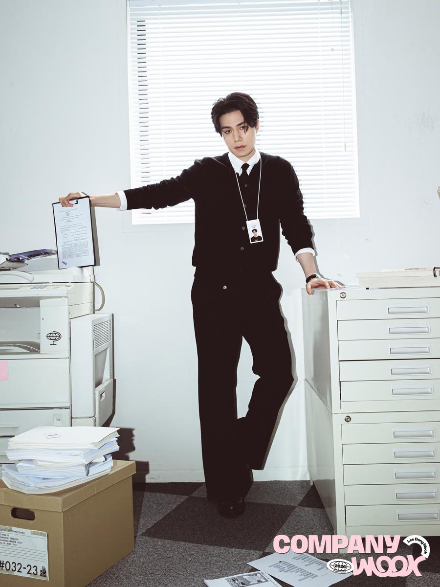 topstarnews's tweet card. 배우 이동욱이 2026 시즌 그리팅 ‘COMPANY WOOK’으로 색다른 변신을 예고했다. 새 시즌 그리팅은 캐릭터 디자인 회사에서 프로젝트 매니저로 일하는 직장인 이동욱의 하루를 콘셉트로, 팬들이 직접 정한 아이디어를 바탕으로 완성됐다. 이에 따라 이동욱이 어떤 모습