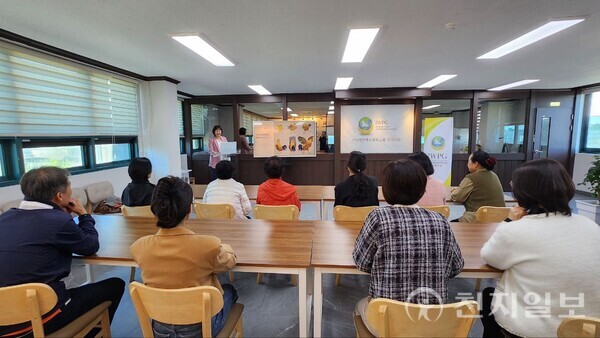 peterpen33's tweet card. The International Women’s Peace Group (IWPG) East Sea·Samcheok Branch and Doldam (Stone wall in Korean) Village Cooperative collaborated to spread peace to the neighborhood. With a safety professio…