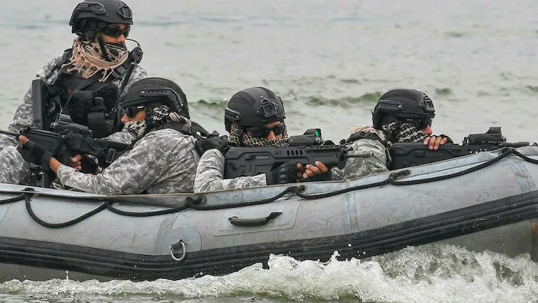 MadhyomBangla's tweet card. Somali Coast: ২০২৪ সালের মার্চ মাসে সোমালিয়া উপকূলে ১৭ নাবিককে আটক করে জলদস্যুরা, উদ্ধারকাজে ঝাঁপায় ভারতের বায়ুসেনা ও উপকূল রক্ষা বাহিনী, সেই অভিযানের বিবরণ সামনে এল....