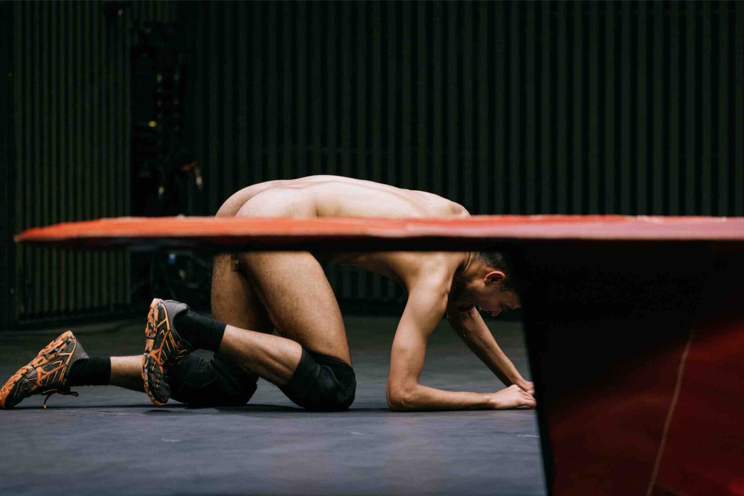 SpringUtrecht's tweet card. Recensie: Harald Beharie maakt in 'Batty Bwoy' een weergaloze transformatie door van woest grommend, gekooid roofdier en headbangende demon tot bevrijde derwisjdanser en meester van zijn eigen queer...