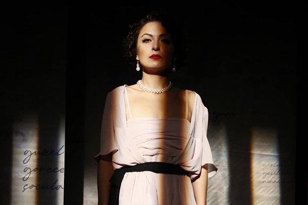 theMagger's tweet card. Kadıköy Halk Tiyatrosu, Celile  ile bu sezona iyi işler imzasını atıyor. Mavi Gözlü Dev’in annesini Ayşegül Yalçıner başarılı oyunculuğuyla sahneye taşıyor; böylesine cesur ve özgür bu kadını hep...