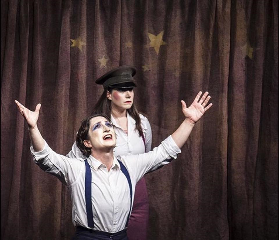 theMagger's tweet card. Sanata sarıldığımız şu dönemde, Boğaziçi Gösteri Sanatları Topluluğu’ndan Lorca’nın Acıklı Güldürüsü, ruhumuza ilaç gibi geliyor. İspanyol şair, müzisyen, oyun yazarı Federico Garcia Lorca’nın hayatı...