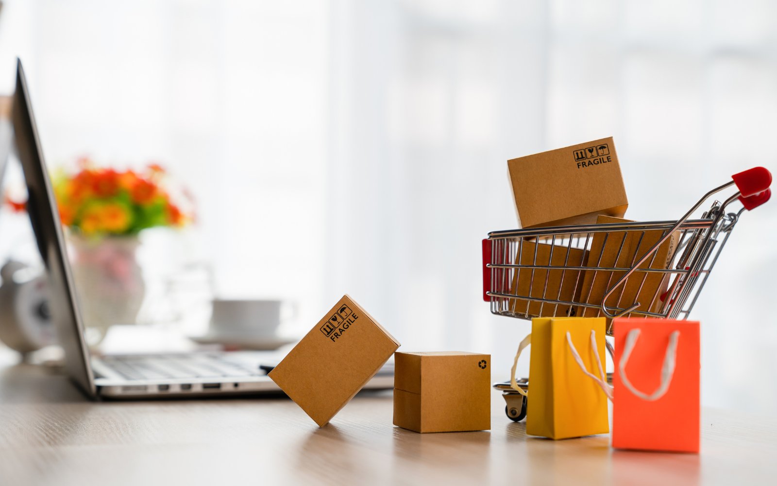 FutureLab_Ins's tweet card. How can you succeed on the Amazon Marketplace? Follow these 5 tips and best practices to give yourself the best chance of doing well.