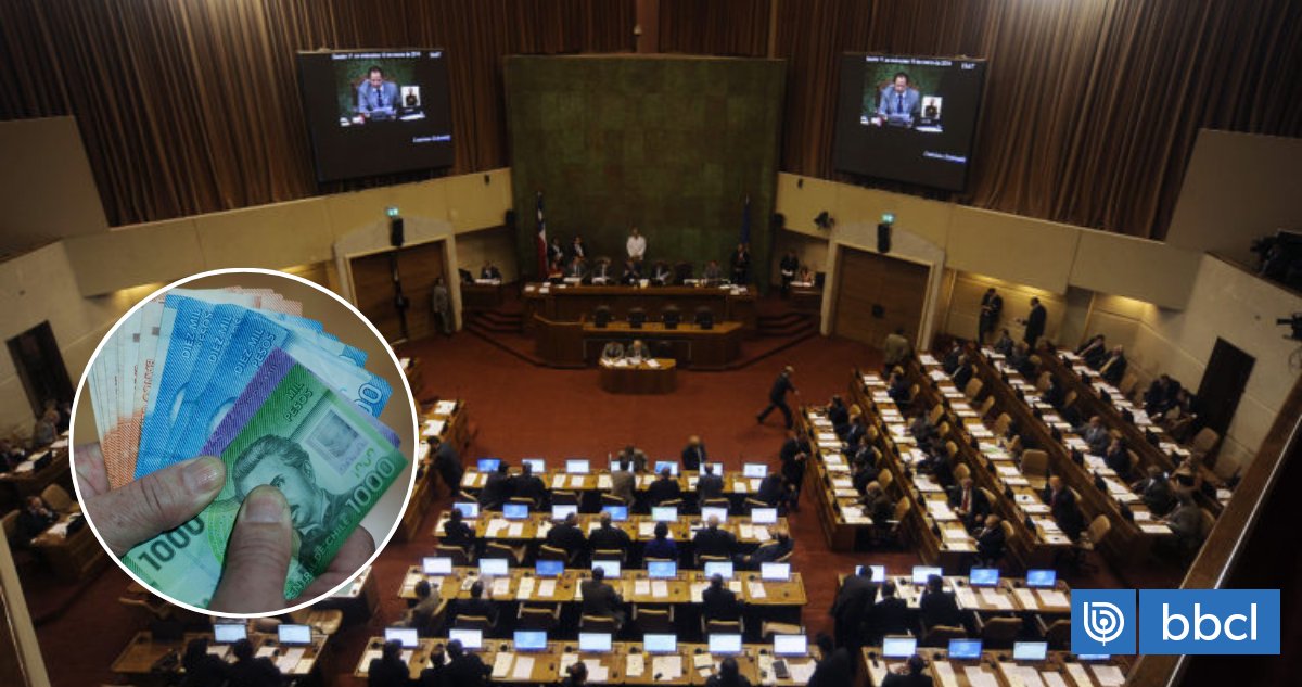 biobio's tweet card. Los parlamentarios electos del Partido de la Gente (PDG) anunciaron que se bajarán sus sueldos, a través de la...