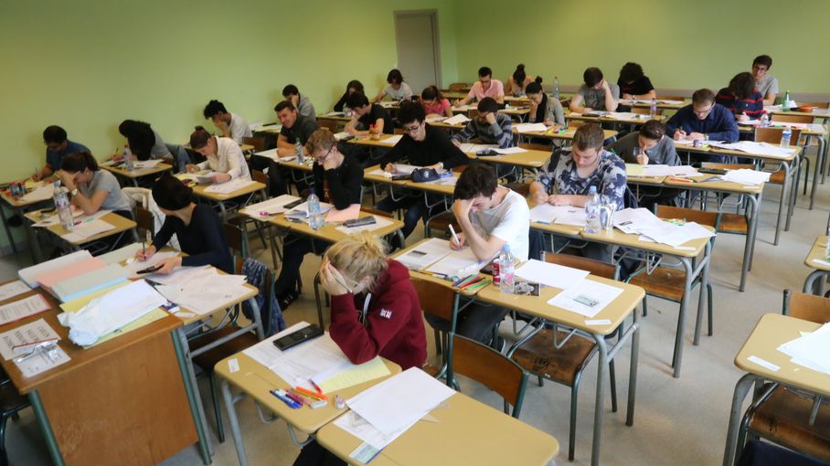 franceinfo's tweet card. Le sujet, bien que conforme au programme, est pourtant jugé trop difficile pour le niveau terminale.