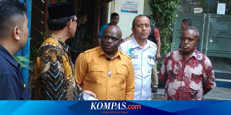 DoankWarto's tweet card. Natalius Pigai mengusulkan agar DPR membuat lapangan demonstrasi di halaman DPR agar massa tidak menggelar unjuk rasa di badan jalan.