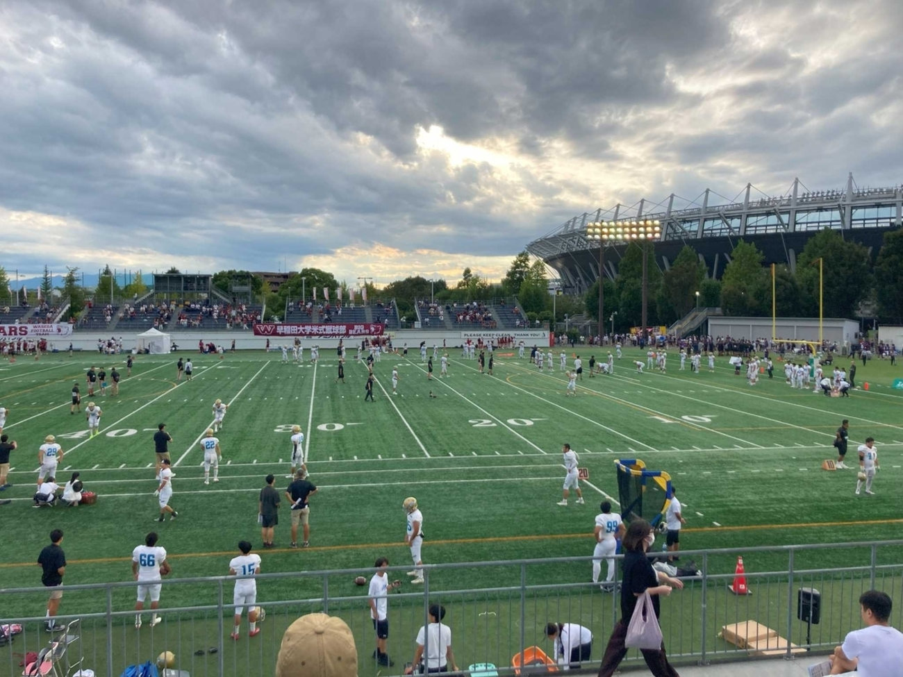 takuboo15's tweet card. TOP8第3戦、東大vs早稲田の試合を観戦した。母校の試合以外でアメフトの試合を観戦するのは久しぶりだ。2025年9月21日（日）16時30分アミノバイタルフィールド到着。 観戦記を書くのにメモが必要と思い、完全自己流だがゲーム経緯をオフェンス側を視点に記録することにした。記録した項目と内容は以下の通り。 Offece…