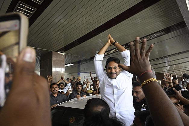 TamilTheHindu's tweet card. ஹைதராபாத்: ஆந்​திர மாநில முன்​னாள் முதல்​வர் ஜெகன், சொத்​துக்​கு​விப்பு வழக்கை 2011-ம் ஆண்டு முதல் எதிர்​கொண்டு வரு​கிறார். இவ்​வழக்​கில் சிபிஐ அதி​காரி​கள் விச