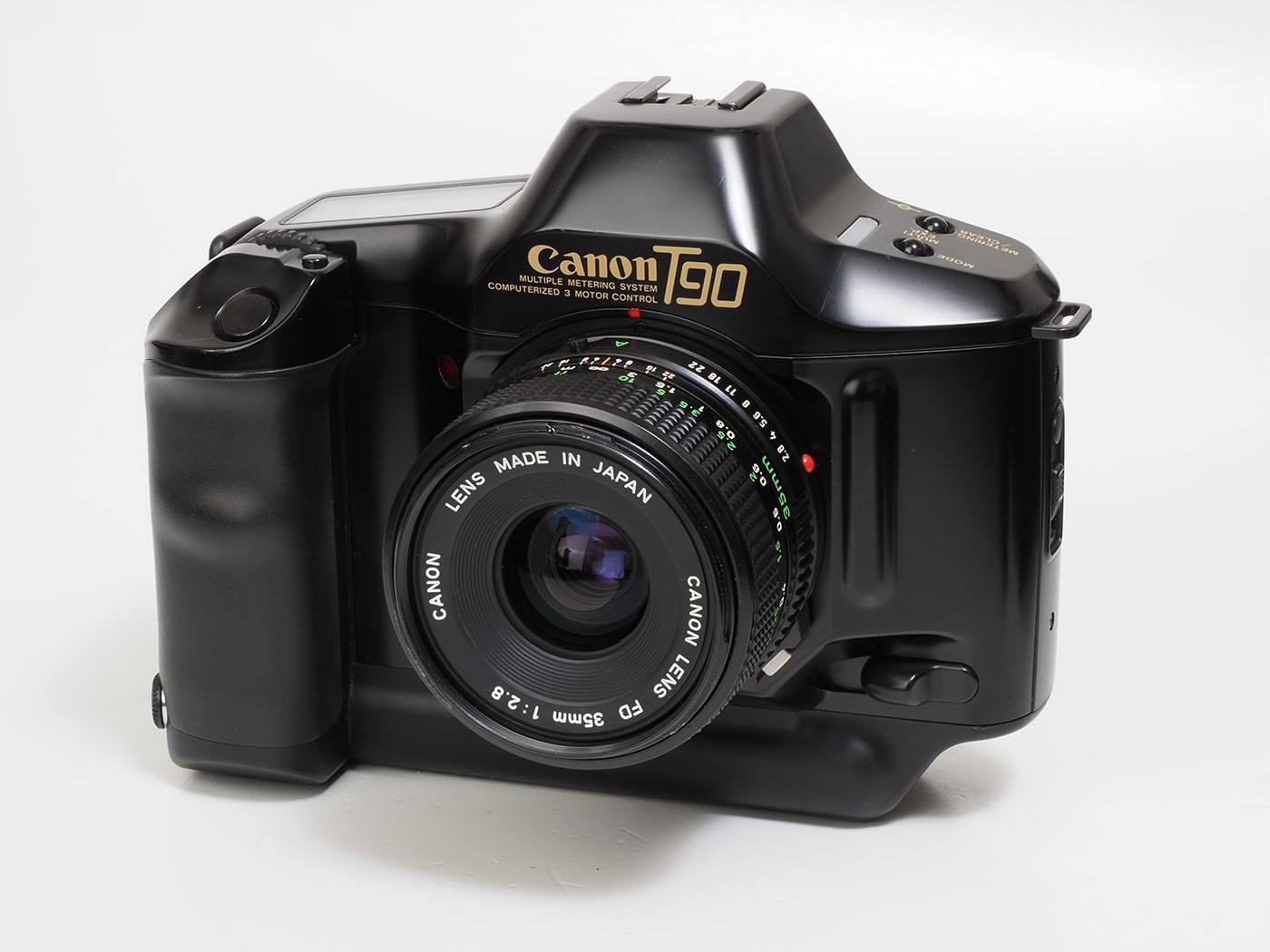 summar2's tweet card. 非常に個性的なデザインですが、FDレンズだけ“浮いた”印象です。すでに絞り環は無用とも言える存在ですからAポジションに合わせると他のF値表記が泣いているよう