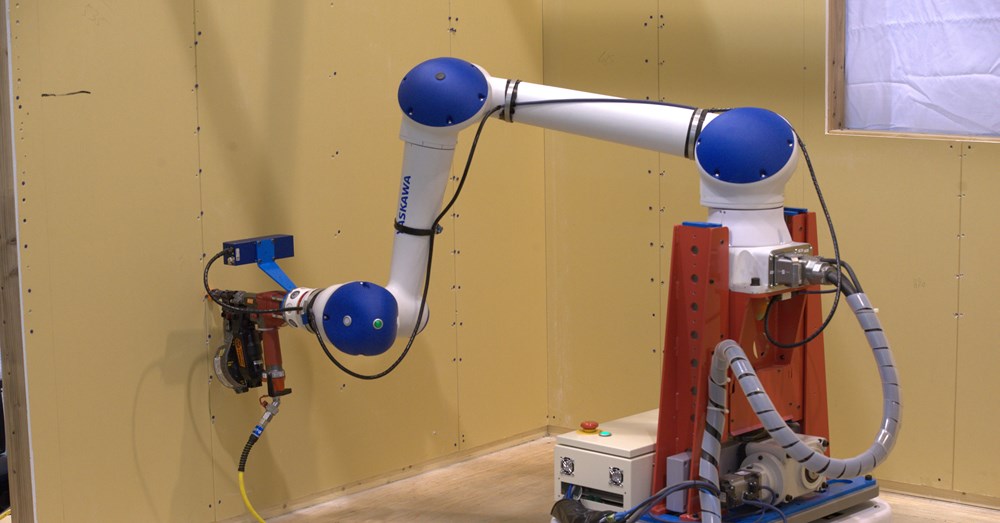 RinaNeichin's tweet card. 　大東建託は、2019年3月から小型軽量のビス留めロボット「D-AVIS（デービス）」の現場試行を実施している。D-AVISは、住宅現場で深刻化する大工不足への対応や、労働災害の撲滅などを目指して、同社とロボット開発を手掛けるエイチ・アイ・デー（北九州市）とが共同で17年から開発に取り組んでいるロボットだ。今後、多くの現場で試行を重ねる予定で、20年12月の実用化を目指す。