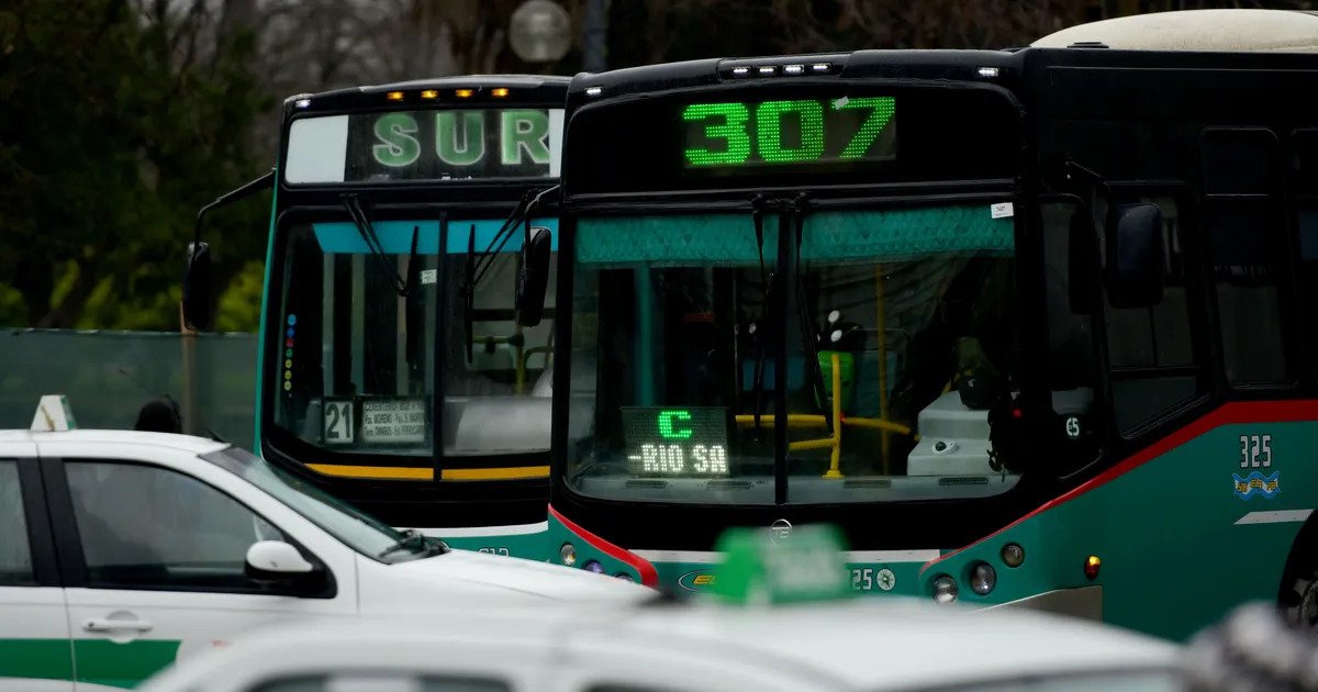 diariohoynet's tweet card. El gremio respondió ante el anuncio de las empresas. Tanto trabajadores como empresarios apuntan al Gobierno.