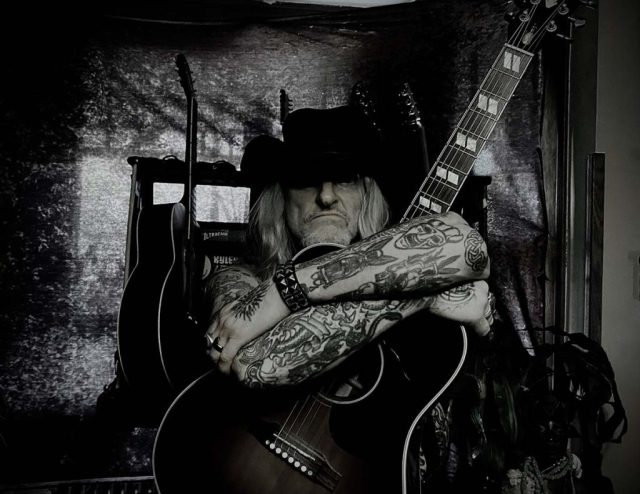 MetalSkunkBlog's tweet card. Ogni vero rocker americano con l’avanzare dell’età torna al country. Anche lui, che canta sempre la stessa canzone, in modo sempre diverso. E noi non ci stanchiamo mai di ascoltarla.