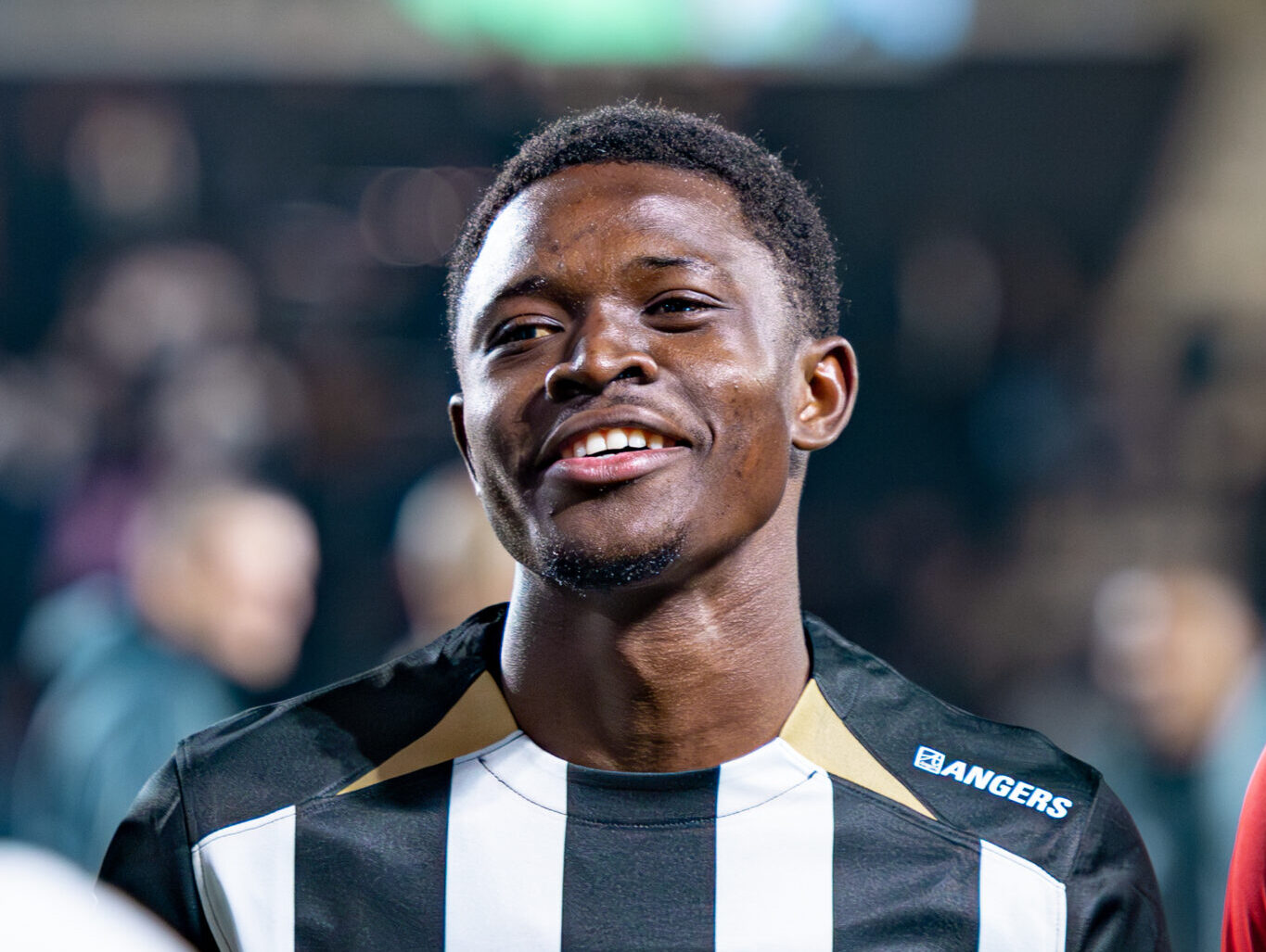 lataniere237's tweet card. Intégré au groupe professionnel cet été, Djibirin Harouna se confie sur son intégration, sa découverte de la Ligue 1 et son amour des supporters.