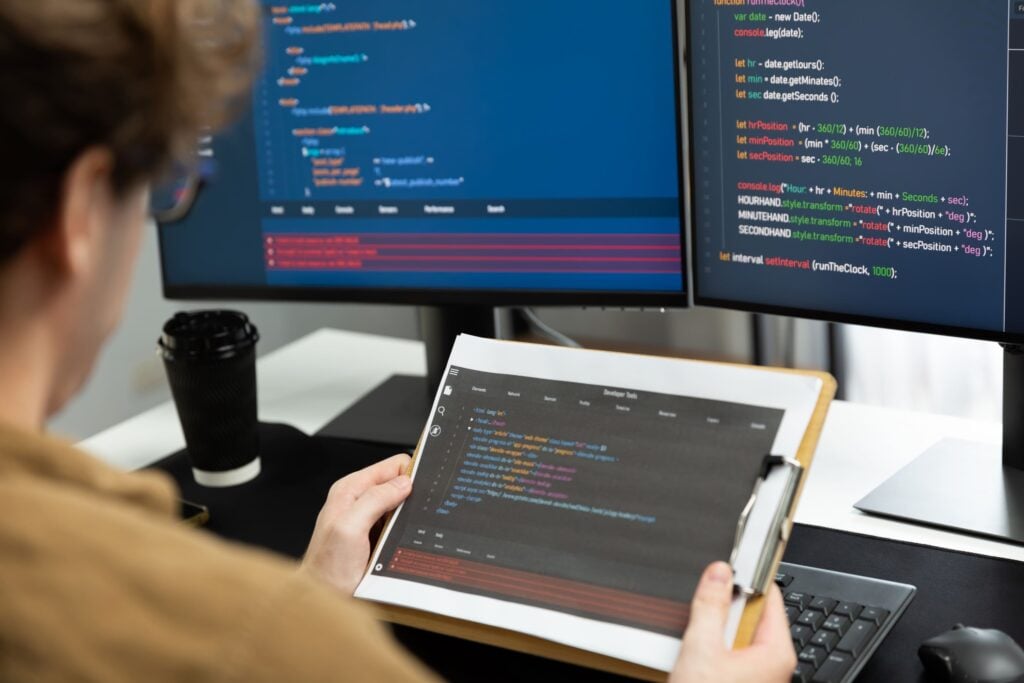 ESR_RNP's tweet card. Entender o que é lógica de programação é o que transforma a parte teórica de um projeto de desenvolvimento em realidade. Aprenda aqui!