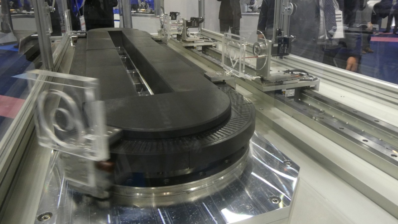 toki_engineer's tweet card. 　安川電機が、生産現場のタクトタイムの削減に向けて楕円形の軌道を持つ搬送システム「オーバルリニア」の開発を進めている。キャリア（可動子）がレール上を自由に移動・周回できるのが特長だ。生産ラインへの採用で、製造のタクトタイム短縮が期待できる。