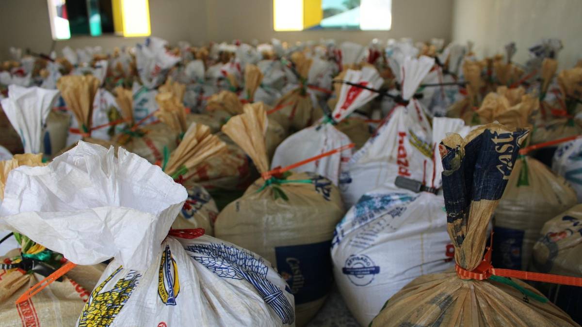 estoescambio's tweet card. La fuerza pública incautó miles de kilogramos de coltán en el río Guaviare, la segunda mayor incautación del año en la región.