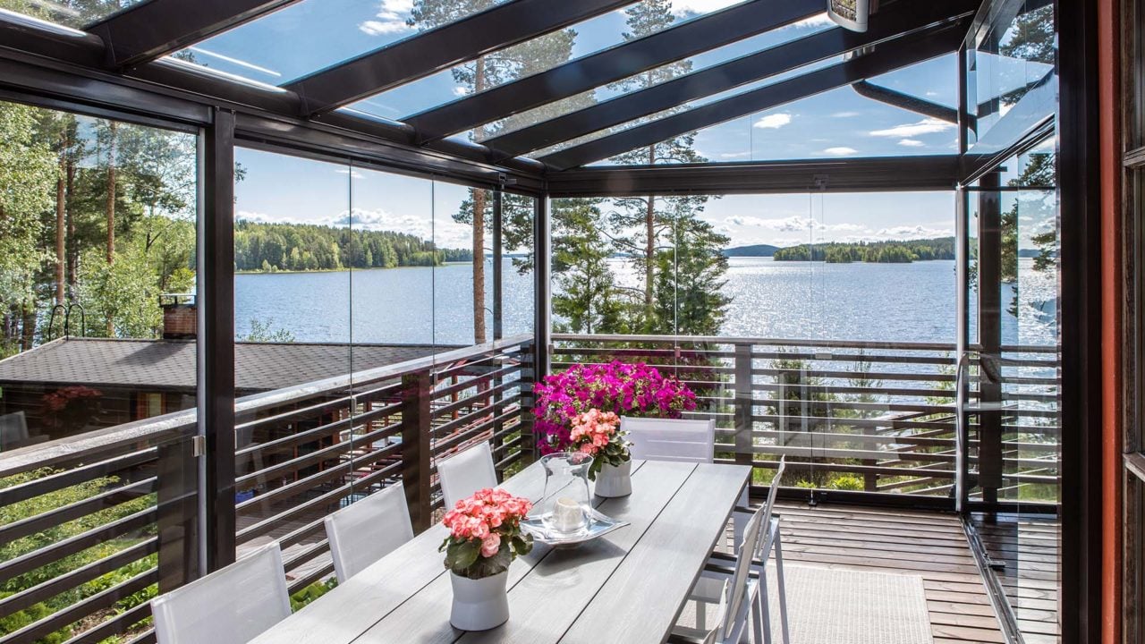 LUMON_Spain's tweet card. El acristalamiento de porches aporta numerosas ventajas a los proyectos arquitectónicos en materia de eficiencia energética y sostenibilidad