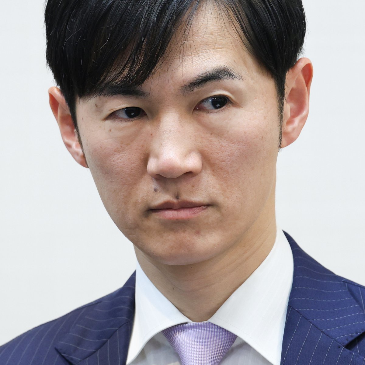 SCUP06vQl's tweet card. 11月2日にビジネスメディア『ReHacQ-リハック-』がYouTube上で行った生配信番組に出演し、地域政党「再生の道」元代表の石丸伸二氏（43）と“バトル”を繰り広げた日本維新の会の藤巻健太衆院