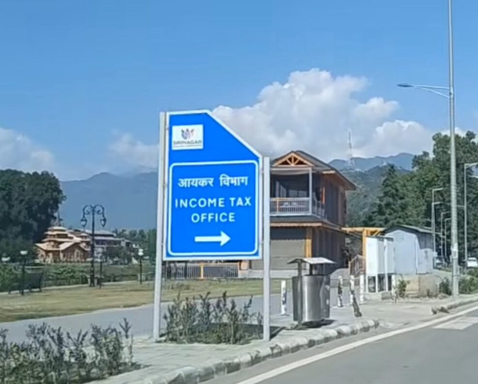 KashmirInFocus's tweet card. Jammu & Kashmir government’s push for Hindi under the Official Languages Act, 2020 sparks debate over inclusivity, cultural identity, and the sidelining of Kashmiri and Urdu.