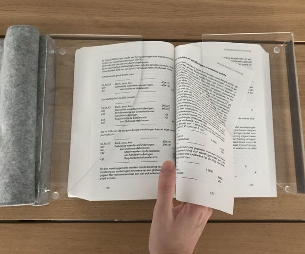 AllartJolien's tweet card. Leeshulp - ReadingAid: Heel wat mensen kunnen omwille van een beperking slechts één van beide handen gebruiken bij het lezen van een boek. Dit is geen evidentie. Heeft u dit zelf al eens uitgeprobe...