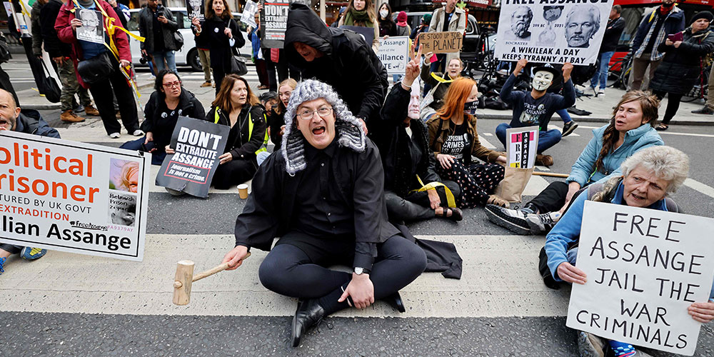 RedaktionZack's tweet card. Julian Assange sitzt weiter in einem britischen Hochsicherheitsgefängnis fest. Ein Volksbegehren will eine Verfassungsänderung, um dem Journalisten die österreichische Staatsbürgerschaft verleihen zu...