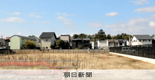 asahi_shimane's tweet card. 　松江城近くの駐車場の混雑解消に向け、松江市は21日から30日まで中心部の母衣（ほろ）町に臨時駐車場を開設する。約70台分で、無料で利用できる。　旧暦の「神在月」到来に加え、NHK連続テレビ小説「ばけ…