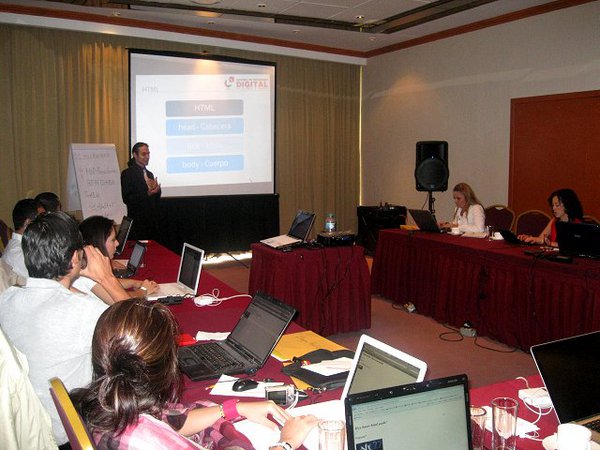 KarinaEfe's tweet card. Fotos del curso Cómo Escribir para la Web en Guadalajara, México #escribirweb