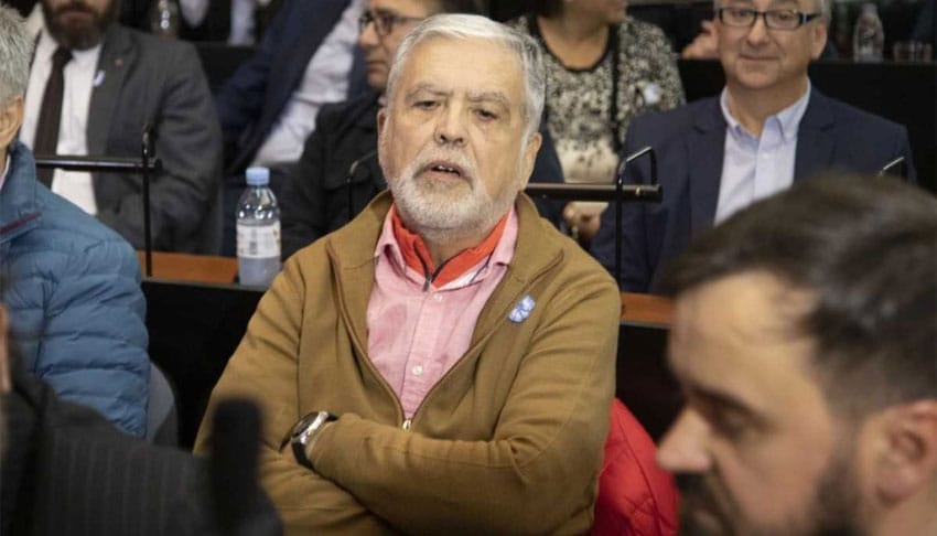 ElPaisDiarioOk's tweet card. El exministro de Planificación Federal cumplirá su pena de 4 años de prisión por la tragedia de Once. Julio De Vido se presentó en Comodoro Py durante la mañana de este jueves. El exministro de Pla…