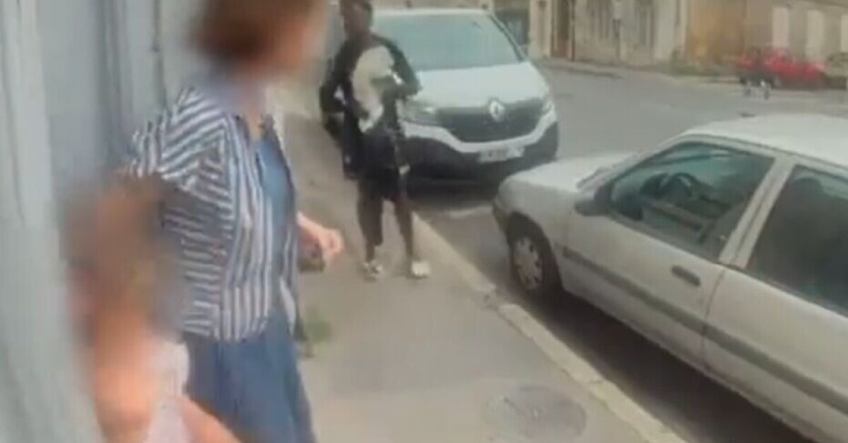 le_Parisien's tweet card. Selon sa grand-mère, la petite-fille agressée à Bordeaux a échappé à un enlèvement