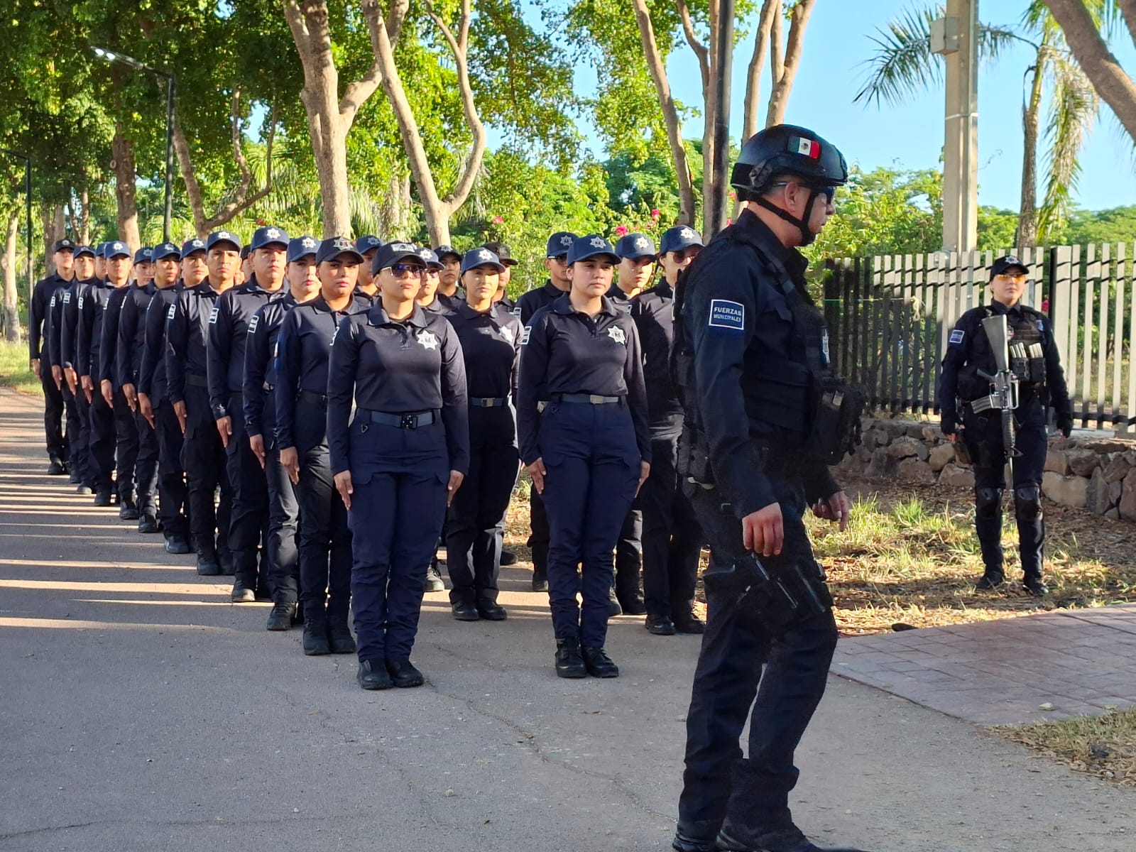 Riodoce_mx's tweet card. El alcalde Juan de Dios Gámez Mendívil dio la bienvenida este lunes a 33 nuevos cadetes que se incorporan a la Secretaría de Seguridad Pública y Tránsito