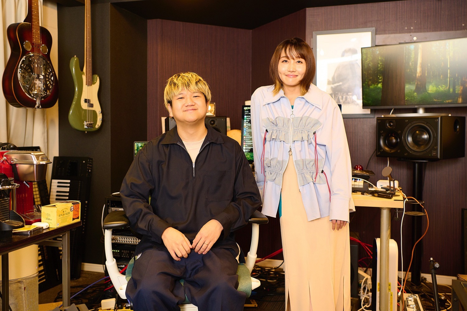 sonnetsao's tweet card. 矢井田 瞳の最新アルバム『DOORS』は、デビュー25周年を迎えてもなお“新しい扉”を開き続ける挑戦的な姿勢が色濃く表れた作品だ。ドラマ『ゆりあ先生の赤い糸』主題歌「アイノロイ」では、矢井田自身の希望によりYaffleがサウンド・プロデューサーとして参加。矢井田は、初めて顔を合わせた日から仕上がりへの確信を抱いたという。本対談で、ふたりは「アイノロイ」の制作でも使用したYaffleのスタジオ...