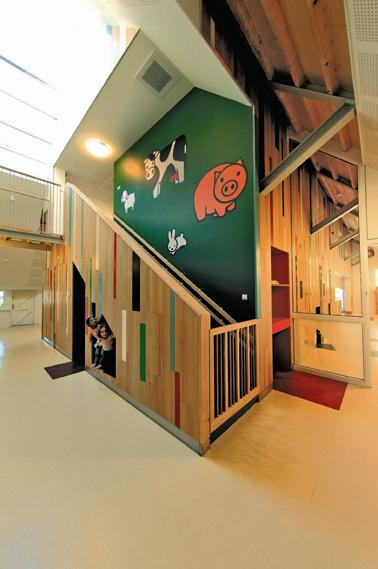 Leeuwenburgh_F's tweet card. Begin 2004 brandde boerderij De Uithof, met daarin kinderdagverblijf de Kikker, bijna geheel af