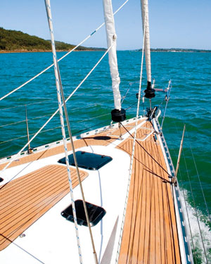 Leeuwenburgh_F's tweet card. One of the most eye-catching boats at the Newport boat show last fall, the Scandinavian Cruiser 20, is a fast daysailer with a narrow hull and a traditional teak deck. At least it looked like teak....