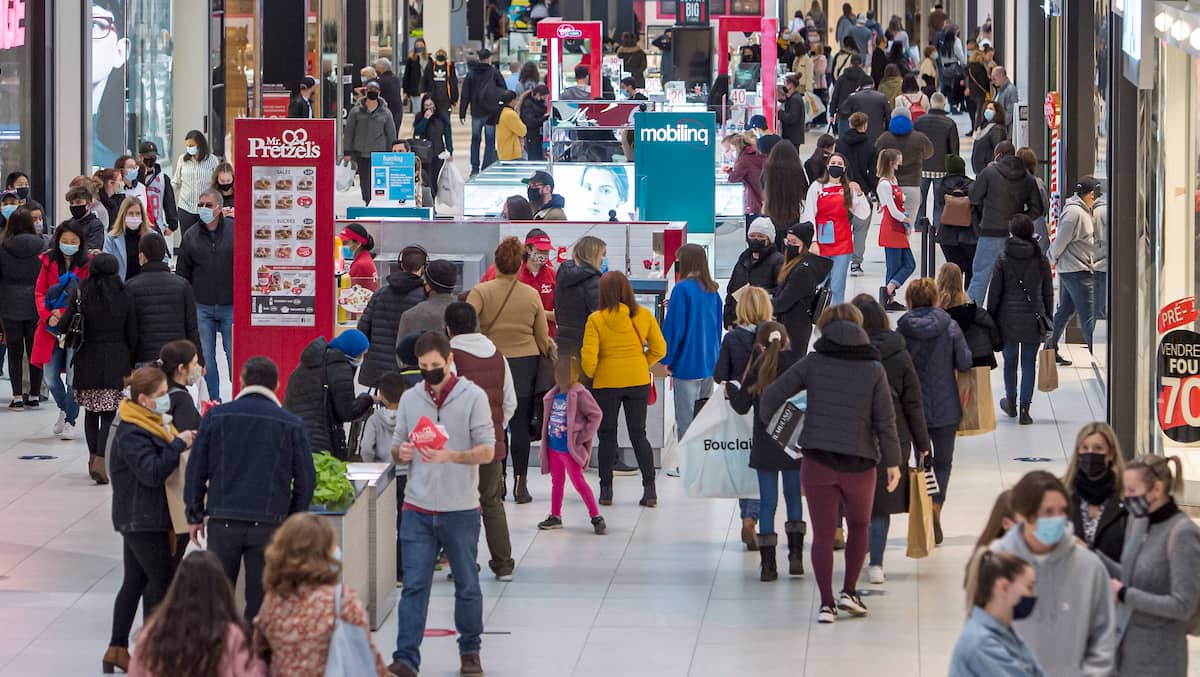 SigneLocal's tweet card. Files d’attente qui ne finissent plus, allées qui fourmillent; décembre n’est même pas arrivé que les centres commerciaux sont déjà bondés de clients.
