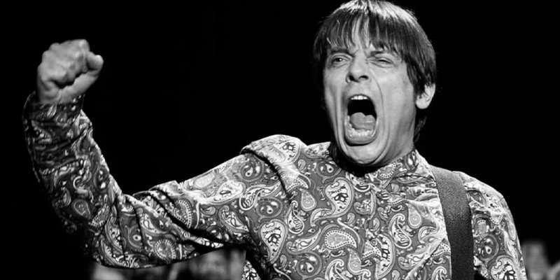 ArepaWeb's tweet card. La muerte de Gary "Mani" Mounfield fue confirmada este jueves por su familia en redes sociales. El bajista británico falleció a los 63 años en su