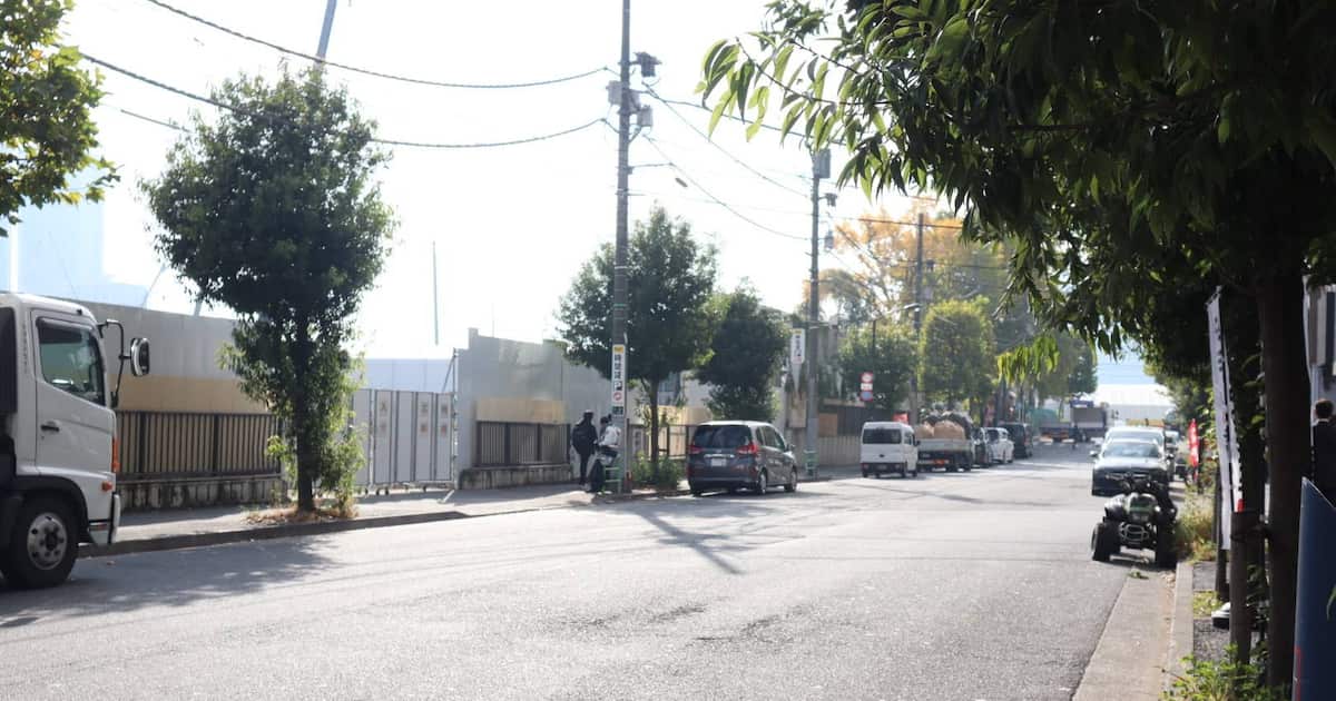 Sankei_news's tweet card. 20日午後10時半ごろ、東京都中央区築地で、男性から「路上に止めていた車に戻るとガラスが割られて中の物が盗まれた」と110番通報があった。