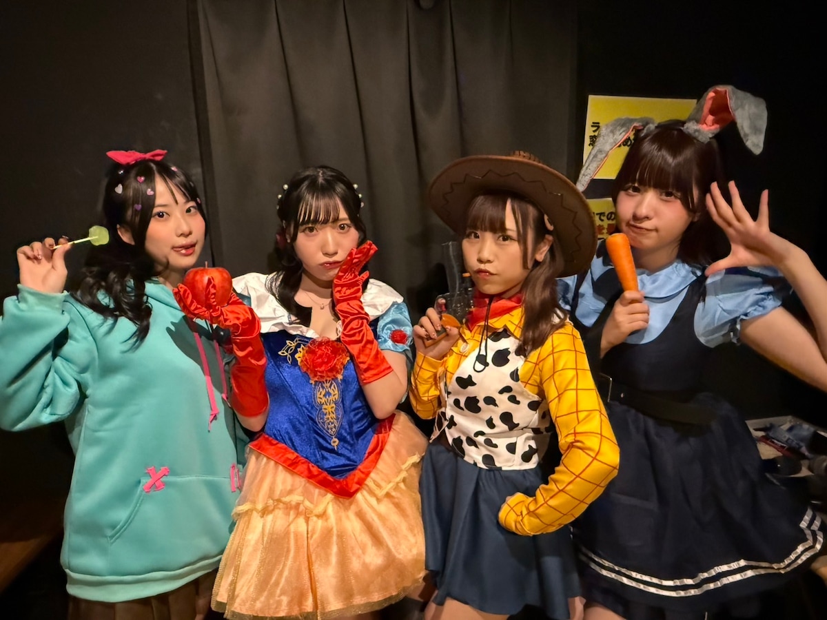 tsukiemon_type2's tweet card. 11/12(水)定期LIVE時着用したディズニー衣装ソロチェキです⭐︎是非お買い求めください⭐︎◎ディズニー衣装ソロチェキ1枚＊お名前、サイン、一言メッセージ付＊デコチェキではありません＊掲載の画像はイメージです。（チェキのポーズなどはメンバーのお任せになります）＊ご購入時、備考欄に①ニックネーム②Twitterアカウント又はメールアドレスを必ずご記入ください。ご記入がない場合、宛名は本名で...