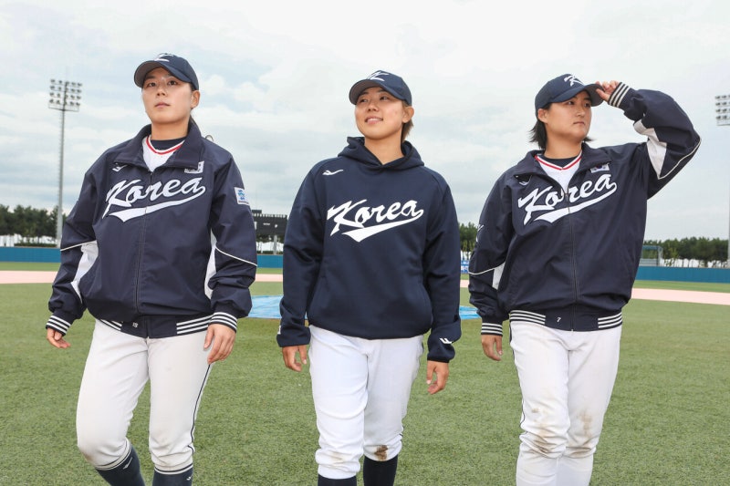 wnewskr's tweet card. 한국 최초로 '프로 여자 야구 선수' 4인이 탄생했다. 김현아, 김라경, 박주아, 박민서 선수가 미국여자프로야구리그(WPBL·Women's Pro Baseball League) 드래프트에서 지명되며 한국 여자야구와