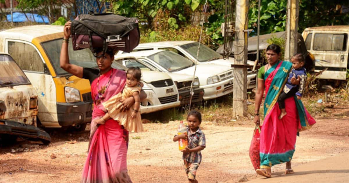 kprabhanews's tweet card. ಉತ್ತರ ಭಾರತದಿಂದ ದೊಡ್ಡಮಟ್ಟದಲ್ಲಿ ಬೆಂಗಳೂರು, ಸುತ್ತಮುತ್ತಲ ಜಿಲ್ಲೆಗಳಿಗೆ ವಲಸೆ ಬರುತ್ತಿರುವವರಲ್ಲಿ ಅಸಂಘಟಿತ ಕಾರ್ಮಿಕರೇ ಹೆಚ್ಚು. ಈ ಅನ್ಯರಾಜ್ಯದ ಕಾರ್ಮಿಕರ ಎದುರು ಅಲ್ಪಸಂಖ್ಯಾತರಂತಾಗಿರುವ ಸ್ಥಳೀಯ ಕಾರ್ಮಿಕರು ಕೆಲಸವಿಲ್ಲದೆ ಖಾಲಿ...