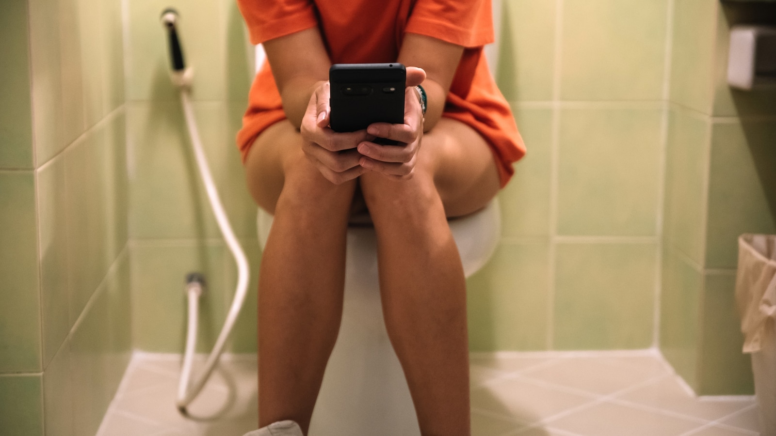 ernrobalino's tweet card. People who use their smartphones while sitting on the toilet face are at higher risk for painful, itchy hemorrhoids, according to new research.