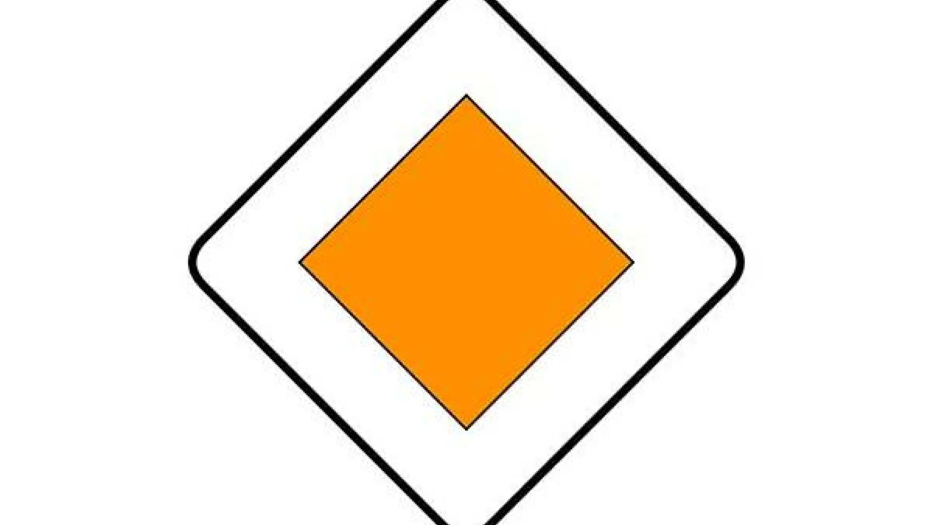 automercadillo's tweet card. Dentro de las más de 400 señales de tráfico que la DGT tiene instaladas en la red viaria española existe una que destaca por la forma parecida de este alimento tan reconocido y es la R-3, pero los...